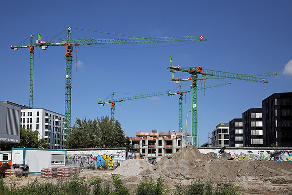 Berlin, Deutschland, Baukraene auf einer Baustelle an der Eastside Gallery