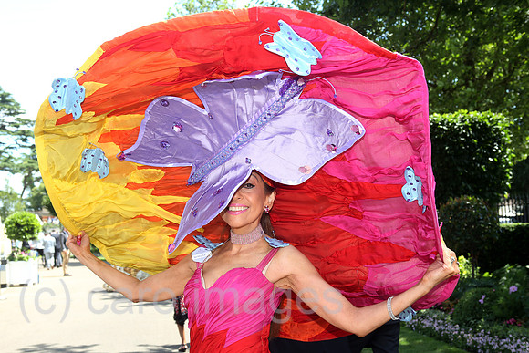 Royal Ascot, Grossbritannien, Fashion on Ladies Day, woman with hat at the racecourse