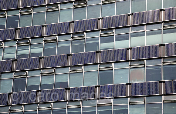 Berlin, Deutschland, Solarmodule an der Fassade des EnergieForum-Berlin