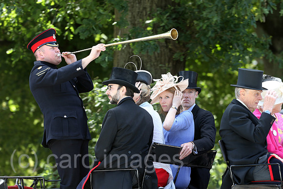 Royal Ascot, Grossbritannien, Frau haelt sich neben einem Fanfarenblaeser die Ohren zu