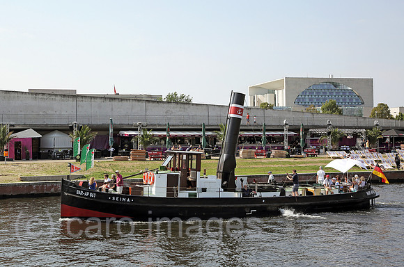 Berlin, Deutschland, Schlepper Seima auf der Spree vor der Capital Beach Bar und dem Bundeskanzleramt