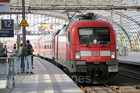 Berlin, Deutschland, IRE aus Hamburg faehrt im Hauptbahnhof ein