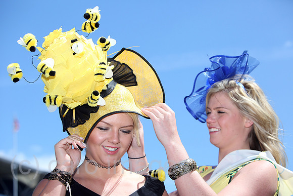 Royal Ascot, Grossbritannien, Fashion on Ladies Day, women with hats at the racecourse