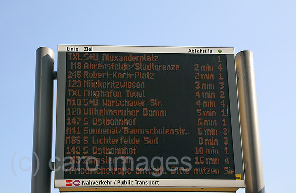 Berlin, Deutschland, Elektronische Fahrgastinformationstafel