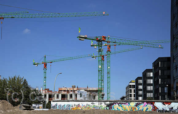 Berlin, Deutschland, Baukraene auf einer Baustelle an der Eastside Gallery