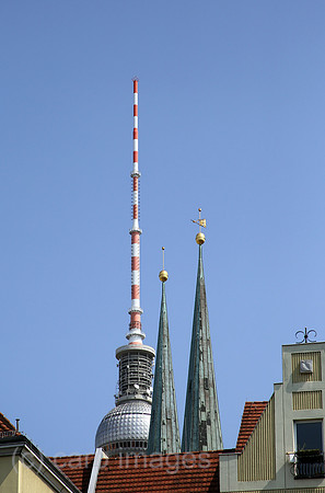 Berlin, Deutschland, Turmspitzen der Nikolaikirche und des Berliner Fernsehturms