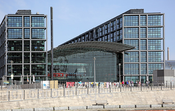 Berlin, Deutschland, Blick auf den Hauptbahnhof von der Spree aus