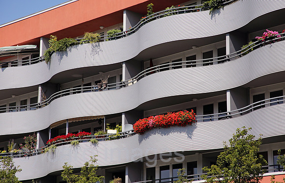 Berlin, Deutschland, Mietshaus mit Balkonen in Wellenform