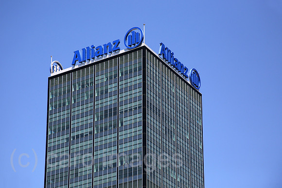 Berlin, Deutschland, Turm des Gebaeudekomplex Treptowers mit dem Schriftzug der Versicherung Allianz