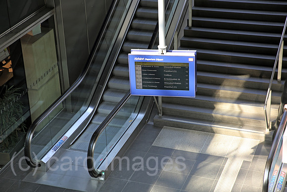 Berlin, Deutschland, menschenleere Treppe und Rolltreppe im Hauptbahnhof