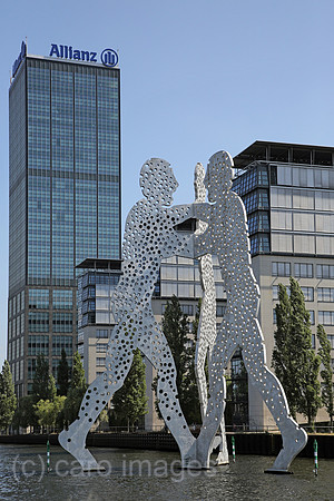 Berlin, Deutschland, Turm des Gebauedekomplex Treptowers mit der Skulptur Molecule Men