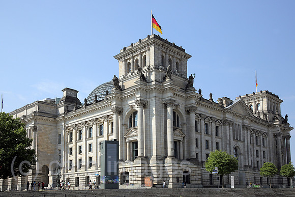 Berlin, Deutschland, das Reichstagsgebaeude von der Spree aus