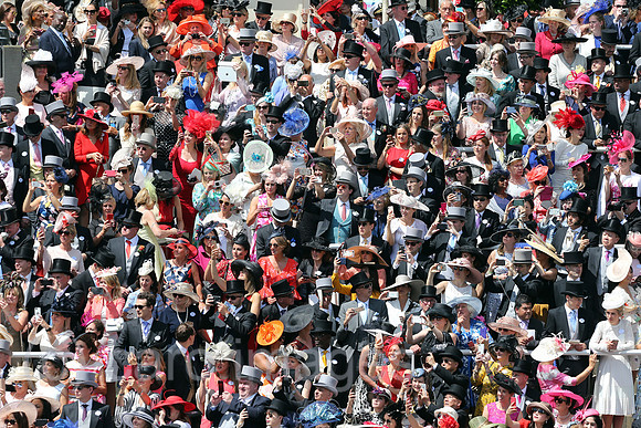 Royal Ascot, Grossbritannien, Fashion, audience at the racecourse