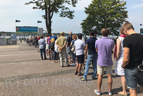 Berlin, Deutschland, Menschen warten auf die BVG-Faehre an der Station Wannsee der Stern- und Kreisschiffahrt
