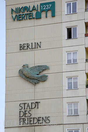 Berlin, Deutschland, Fassade eines Wohnhauses im Nikolaiviertel mit der Innschrift Berlin Stadt des Friedens
