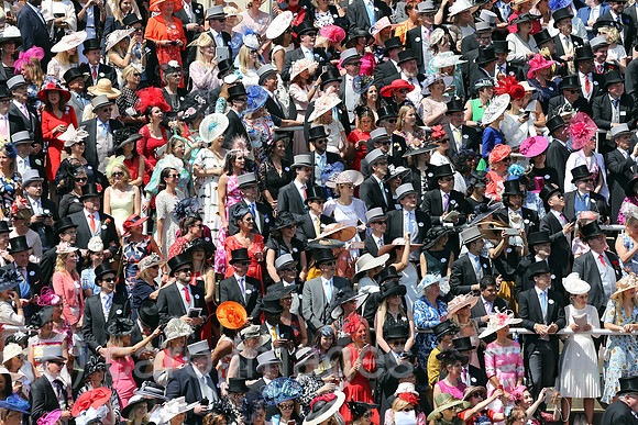 Royal Ascot, Grossbritannien, Fashion, audience at the racecourse
