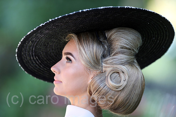 Royal Ascot, Grossbritannien, Fashion on Ladies Day, woman with hat at the racecourse