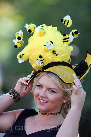 Royal Ascot, Grossbritannien, Fashion on Ladies Day, woman with bee-hat at the racecourse