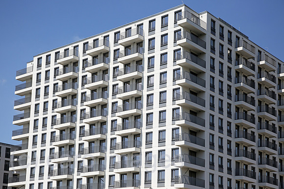 Berlin, Deutschland, Blick auf einen Wohnhausneubau am Stralauer Platz von der Spree aus
