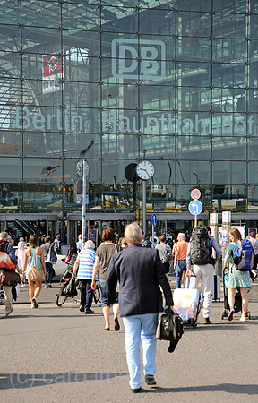 Berlin, Deutschland, Reisende vor dem Eingang des Hauptbahnhof am Europaplatz