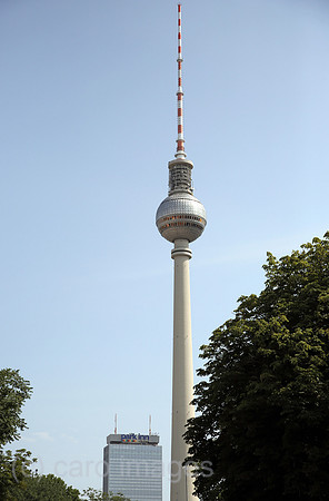 Berlin, Deutschland, der Berliner Fernsehturm und das Hotel Park Inn