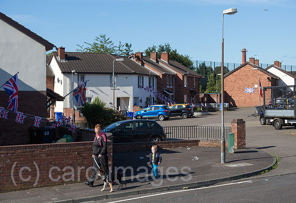 Grossbritannien, Nordirland, Belfast - Protestantischer Teil von West Belfast, der Peace Wall teilt Stadtteil nach Konfession