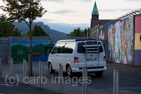 Grossbritannien, Nordirland, Belfast - GATE CLOSED am Peace Wall (teilt Stadtteil nach Konfession), Katholischer Teil von West Belfast.