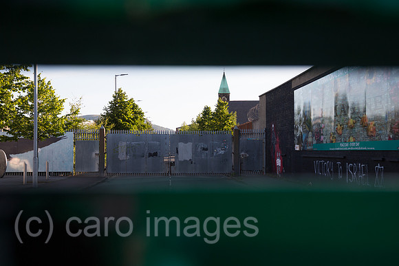 Grossbritannien, Nordirland, Belfast - GATE CLOSED am Peace Wall (teilt Stadtteil nach Konfession), Katholischer Teil von West Belfast.