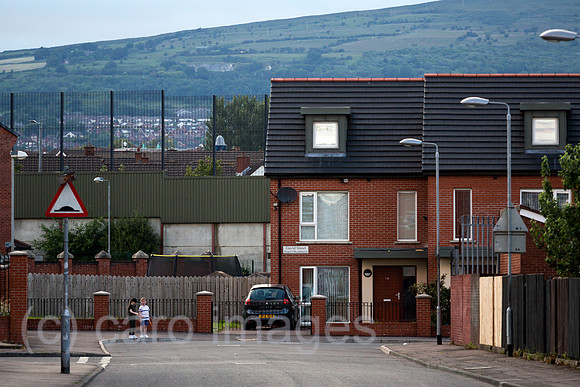 Grossbritannien, Nordirland, Belfast - Naehe Falls Road, hinten der Peace Wall, katholisches West Belfast