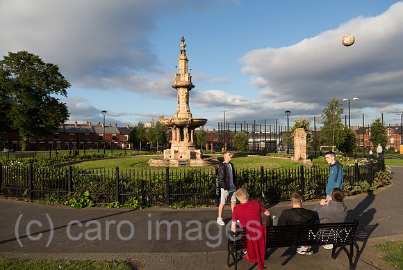 Grossbritannien, Nordirland, Belfast - Jugendliche, Dunville Park an der Falls Road, katholisches West Belfast