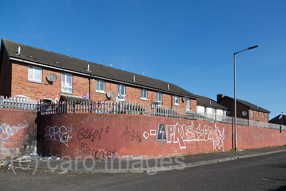 Grossbritannien, Nordirland, Belfast - Protestantischer Teil von West Belfast (Conway Street), mit hohen Mauern geschuetzte Wohnsiedlung aus der heissen Zeit der TROUBLES