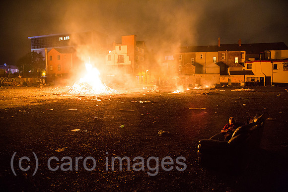 Grossbritannien, Belfast - Verlassenes Bonfire am Orangemen’s Day, protestantischer, jaehrlicher Feiertag zum Gedenken an die Schlacht am Boyne