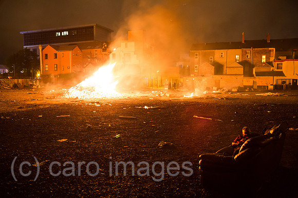Grossbritannien, Belfast - Verlassenes Bonfire am Orangemen’s Day, protestantischer, jaehrlicher Feiertag zum Gedenken an die Schlacht am Boyne