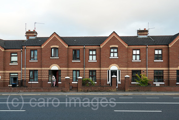 Grossbritannien, Nordirland, Belfast - Reihenhaeuser an der Falls Road, katholisches West Belfast