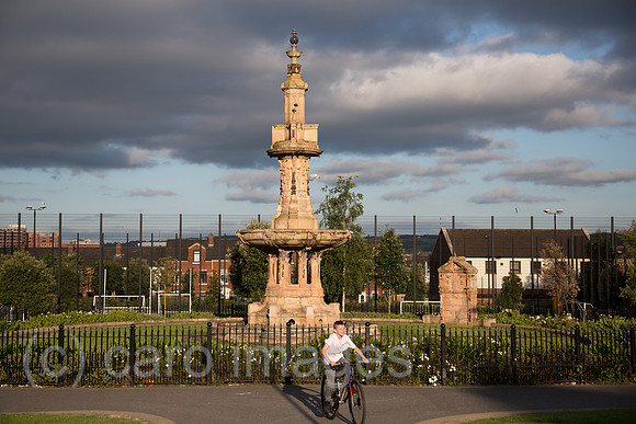 Grossbritannien, Nordirland, Belfast - Junge mit Fahrrad, Dunville Park an der Falls Road, katholisches West Belfast