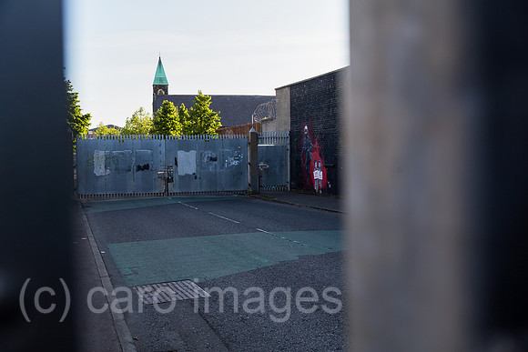 Grossbritannien, Nordirland, Belfast - GATE CLOSED am Peace Wall (teilt Stadtteil nach Konfession), Katholischer Teil von West Belfast.