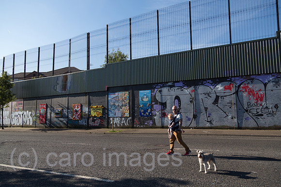 Grossbritannien, Nordirland, Belfast - Protestantischer Teil von West Belfast (Cupar Way), der Peace Wall teilt Stadtteil nach Konfession