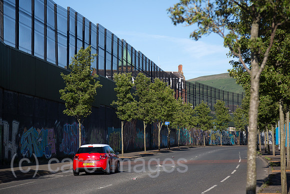 Grossbritannien, Nordirland, Belfast - Protestantischer Teil von West Belfast (Cupar Way), der Peace Wall teilt Stadtteil nach Konfession