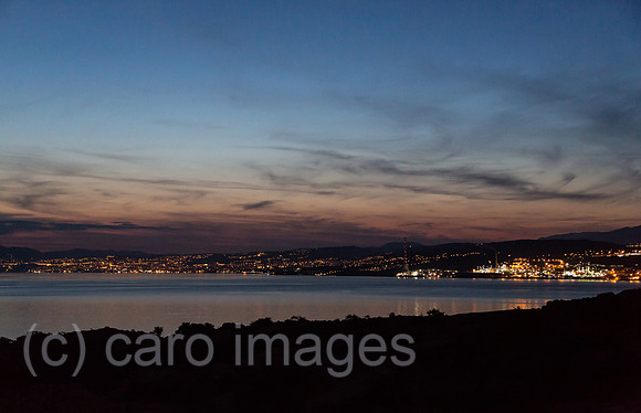 Kroatien, Rijeka - Blick von Halbinsel Krk auf Rijeka, rechts Oel-Raffinerie