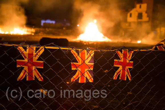 Grossbritannien, Belfast - Verlassenes Bonfire am Orangemen’s Day, protestantischer, jaehrlicher Feiertag zum Gedenken an die Schlacht am Boyne
