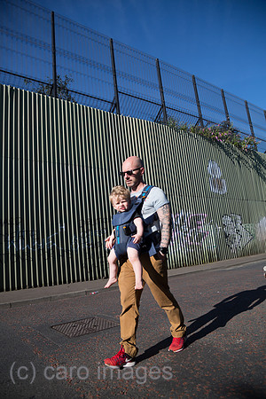Grossbritannien, Nordirland, Belfast - Protestantischer Teil von West Belfast (Cupar Way), der Peace Wall teilt Stadtteil nach Konfession