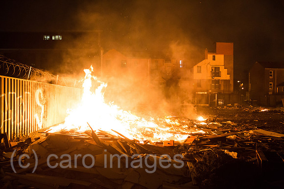 Grossbritannien, Belfast - Verlassenes Bonfire am Orangemen’s Day, protestantischer, jaehrlicher Feiertag zum Gedenken an die Schlacht am Boyne