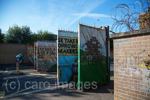 Grossbritannien, Nordirland, Belfast - Tagsueber offenes Tor am Peace Wall (teilt Stadtteil nach Konfession), protestantischer Teil von West Belfast.