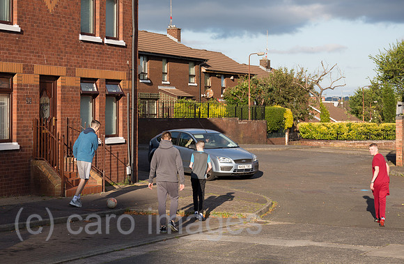 Grossbritannien, Nordirland, Belfast - Jugendliche, Naehe Falls Road, katholisches West Belfast