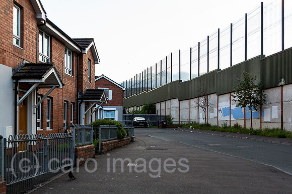 Grossbritannien, Nordirland, Belfast - Katholischer Teil von West Belfast, der Peace Wall teilt Stadtteil nach Konfession