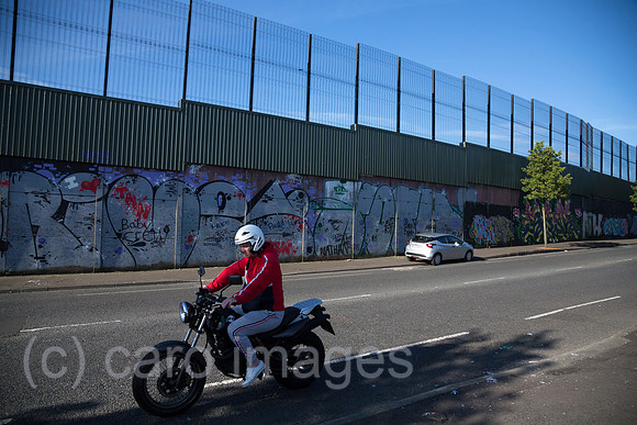 Grossbritannien, Nordirland, Belfast - Protestantischer Teil von West Belfast (Cupar Way), der Peace Wall teilt Stadtteil nach Konfession