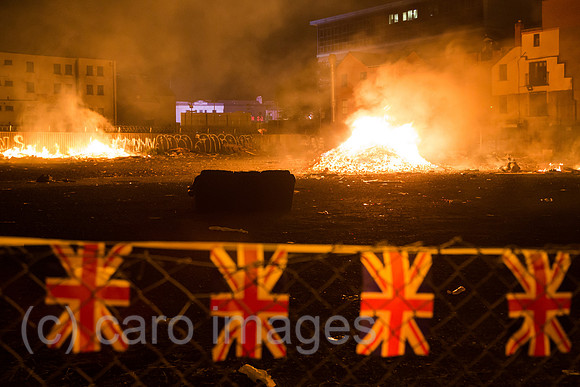Grossbritannien, Belfast - Verlassenes Bonfire am Orangemen’s Day, protestantischer, jaehrlicher Feiertag zum Gedenken an die Schlacht am Boyne