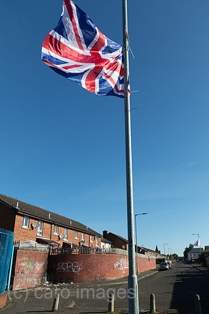 Grossbritannien, Nordirland, Belfast - Protestantischer Teil von West Belfast (Conway Street), mit hohen Mauern geschuetzte Wohnsiedlung aus der heissen Zeit der TROUBLES