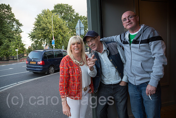 Grossbritannien, Nordirland, Belfast - Besucher eines Irish Pub, Falls Road, katholisches West Belfast