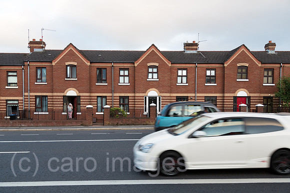 Grossbritannien, Nordirland, Belfast - Reihenhaeuser an der Falls Road, katholisches West Belfast